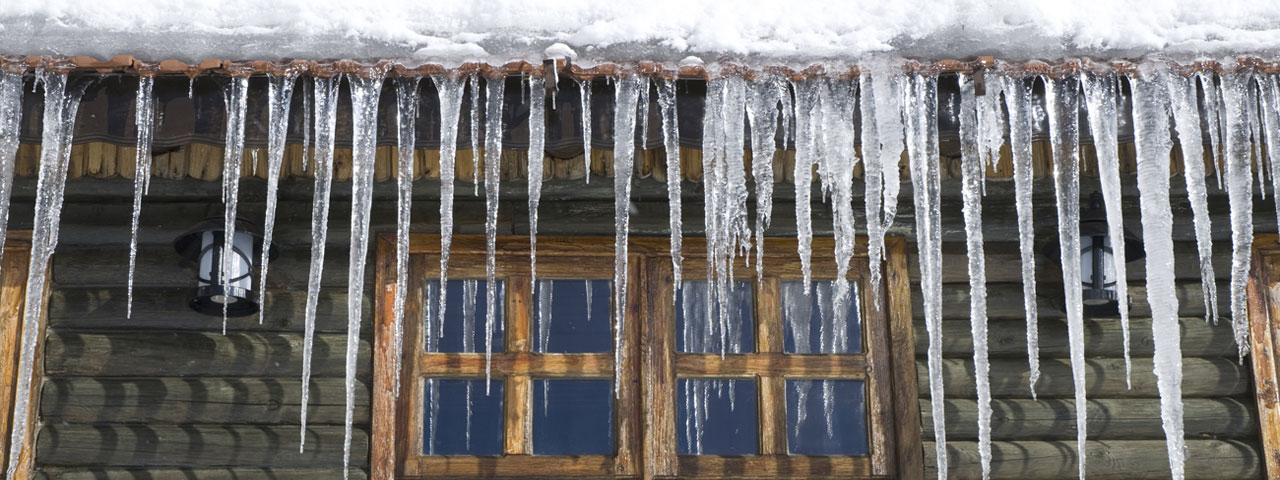 Spray foam prevents ice dams by providing proper insulation in Quebec attic spaces Spray foam prevents ice dams by providing proper insulation in Quebec attic spaces